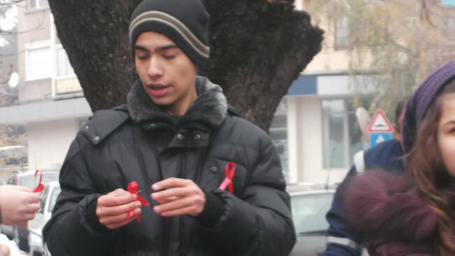 Горнооряховски ученици раздаваха червени сигли