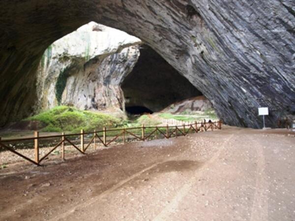 Деветашката пещера с предпазни парапет и преграда