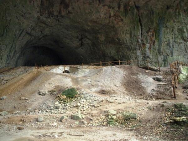 Деветашката пещера с предпазни парапет и преграда