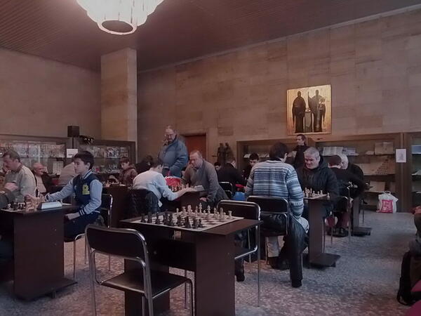 Майстори по спорта и ученици мериха сили по шахмат