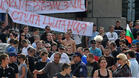 Футболни фенове пазят българската земя с протест и факли