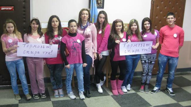 В Ловеч излязоха с розови фланелки срещу тормоза в училище