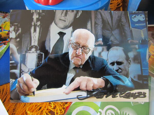 Вратовръзка от Берлускони и автограф на Пеле - в колекцията на търновец!