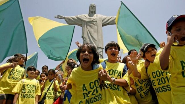 Масова футболна молитва отеква в Бразилия
