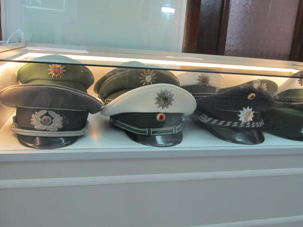 В света на шапките и книгите на един бивш полицай