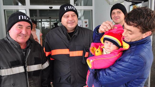 Пожарникари спасиха болно дете от снега