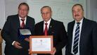 <p></p>
<p><em>Областният управител на Ловеч Милко Недялков получава наградата от проф. Величко Адамов - ректор на СА „Д. А. Ценов” – Свищов, и от ръководителя на проекта проф. Борислав Борисов</em></p>
<p></p>