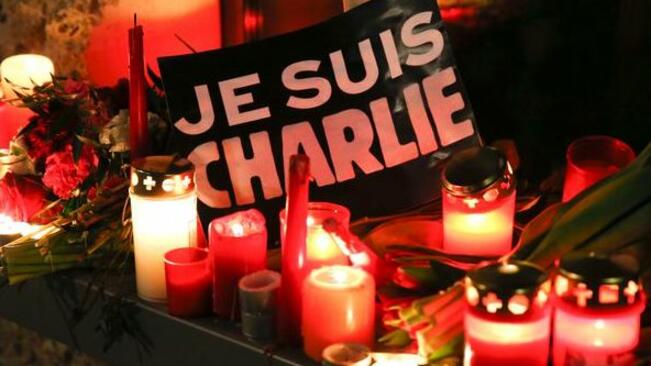 Един от заподозрените в убийството на 12 души в Париж се е предал