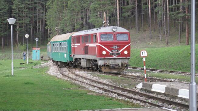 Мотрисата на пътническия влак от Троян за Левски се удари в скала