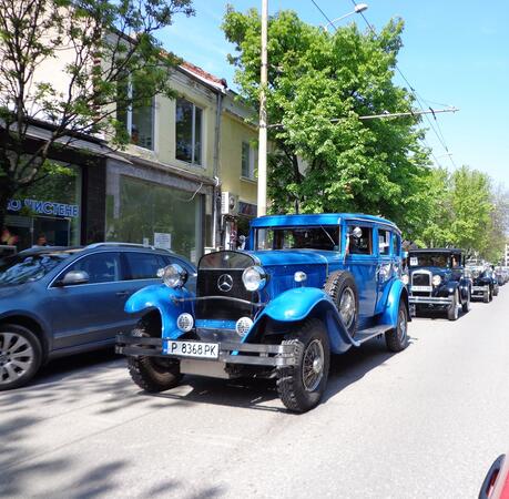 82 ретро коли от цялата страна и Румъния показаха в Русе