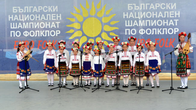 Малки танцьори от Самоводене станаха откритие на "Балкан фолк"