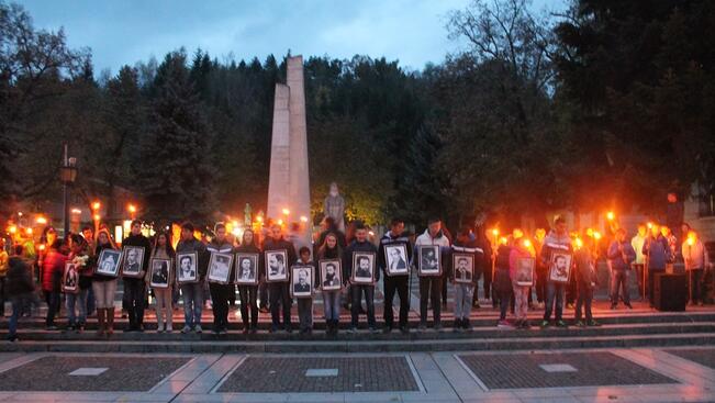 Еленчани почетоха будителите с факелно шествие