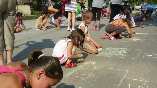 Рисунки върху асфалт правиха деца в Нацовци