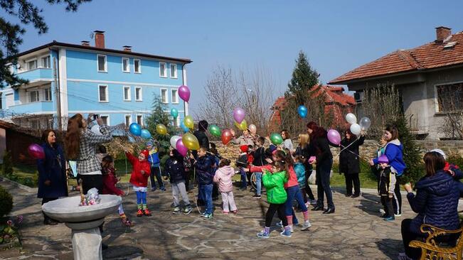 Деца със синдрома на Даун посетиха къщата музей на А. Константинов по покана на свои връстници