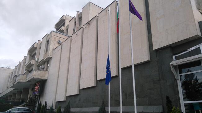 Велико Търново почита жертвите от атентата в Брюксел със свалено знаме на ЕС