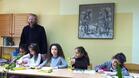 Малчугани и родители изучават православното християнство с отец Казашки 