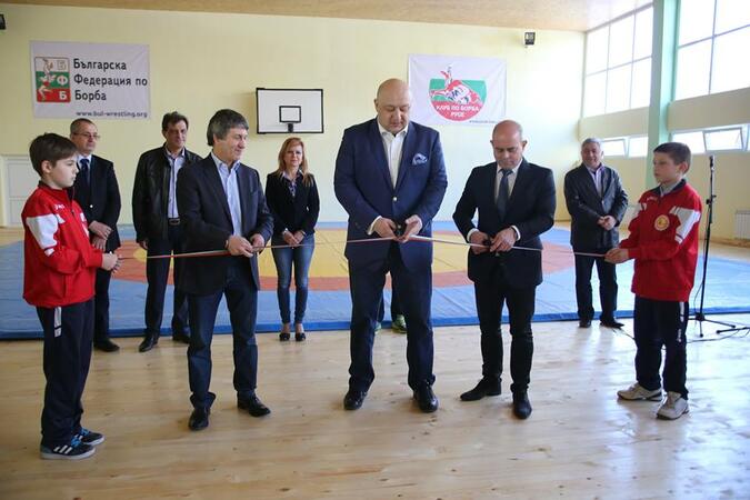 Инвестициите в тренировъчните зали водят до спортни успехи, смята министър Кралев