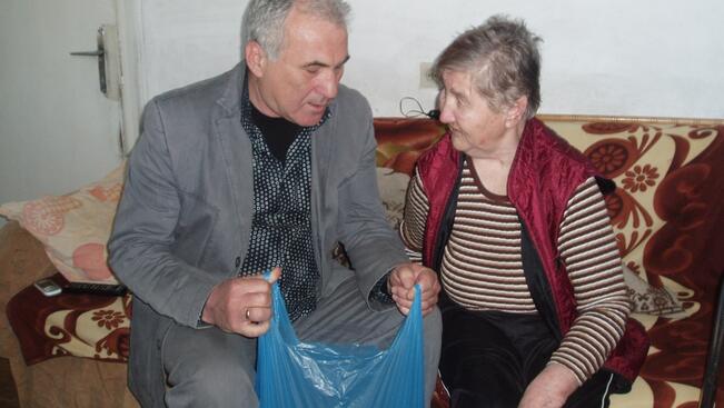 Възрастни хора от Дряново получиха хранителни продукти