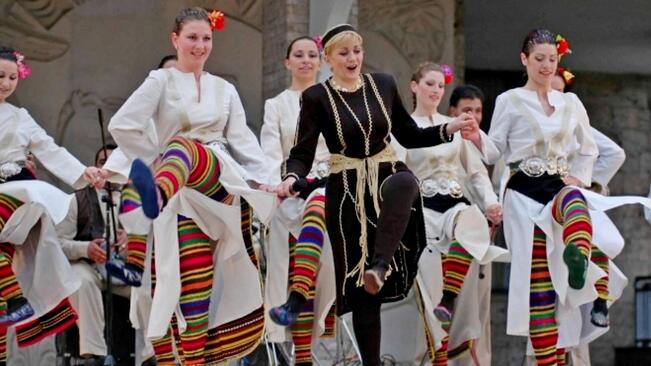 Николина Чакърдъкова и Неврокопски танцов ансамбъл гостуват в Плевен