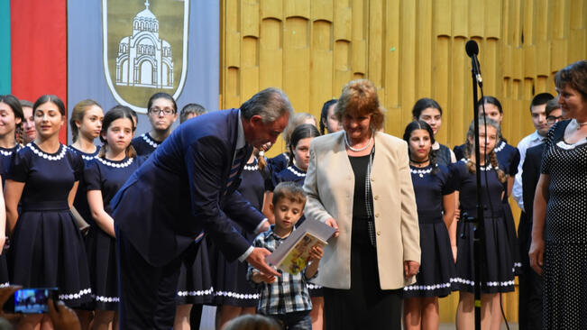 Кметът на Плевен връчи годишните награди за образование и култура
