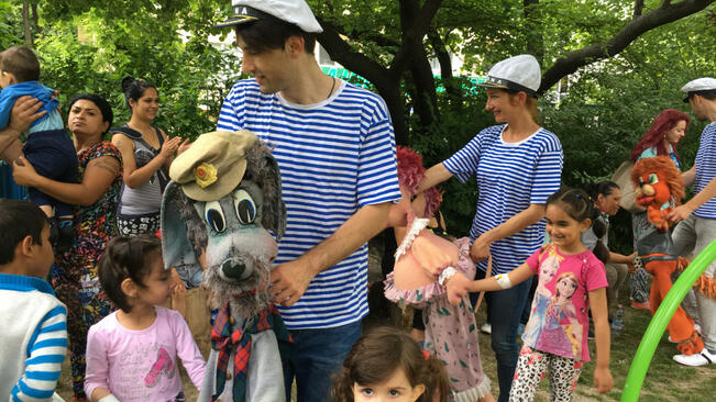 Актьори подариха празник на болните деца в "Св. Анна"