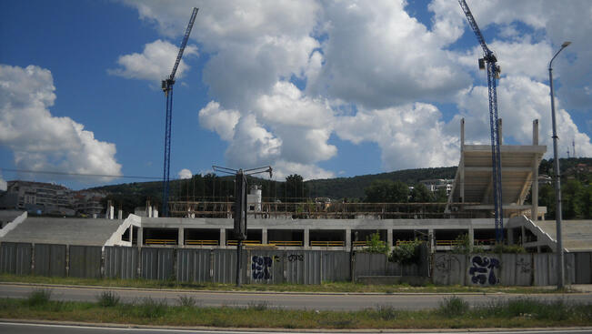 Строежът на стадион „Варна” замря