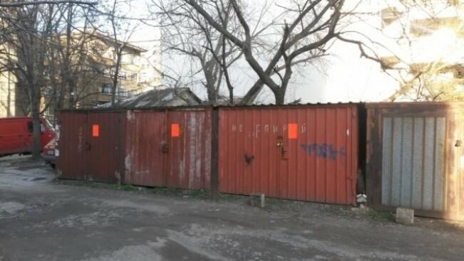 Бутат незаконни гаражи в централната градска част на Ловеч