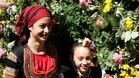 Деца пресъздават еньовденски обичаи в Плевен