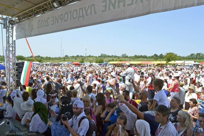 Най-голямата българска сватба събра хиляди родолюбци в Арбанаси 
