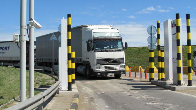 Агенти на НАП провериха над 25 000 камиона, доставящи стоки по Черноморието
