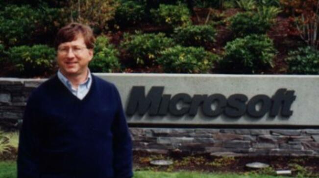 Бил Гейтс напуска поста президент на Microsoft
