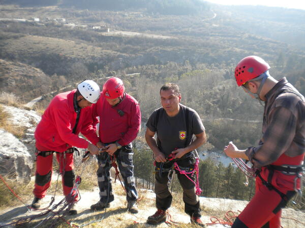 Планински спасители от БЧК проведоха зимно учение
