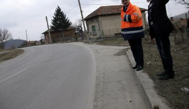 Стефко Бурджиев инспектира пътища, корита на реки и сгради в две села