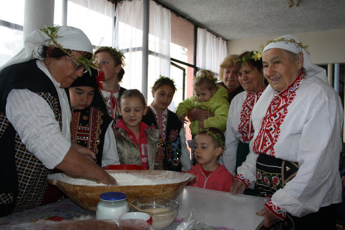 В село Балканци боядисваха яйца и пекоха козунаци по местна рецепта