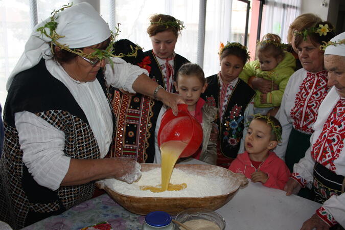 В село Балканци боядисваха яйца и пекоха козунаци по местна рецепта