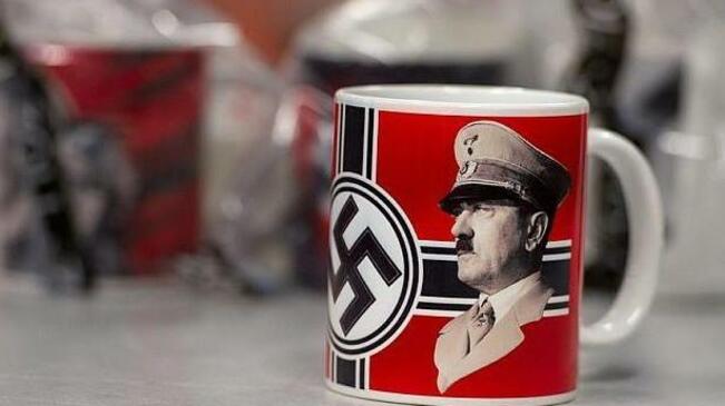 Митничари нащрек заради чаши за кафе с лика на Хитлер