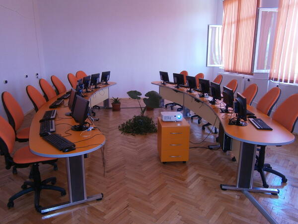 Учениците в Елена с нов компютърен кабинет
