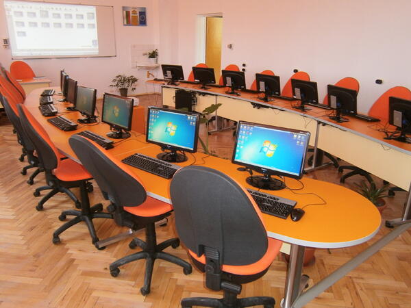 Учениците в Елена с нов компютърен кабинет
