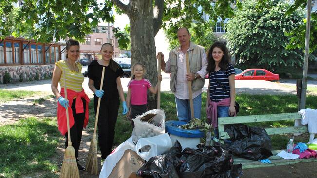 Общинари и граждани почистиха всички детски площадки в Русе
