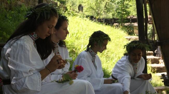 Плетене на еньовски венци и билкови тайни разкриват в АЕК "Етър"