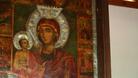 Миряни целуват чудотворната икона на Богородица Троеручица