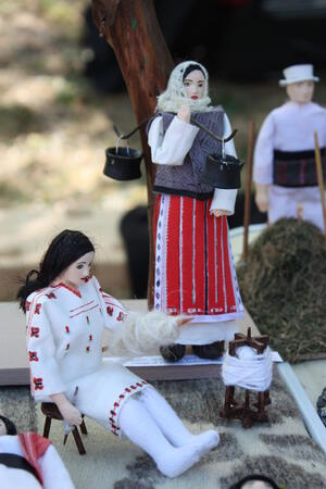 Кукли от глина припомнят бита на българката в АЕК "Етър"