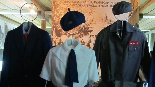 Училищни униформи и дневници показват в РИМ - В. Търново