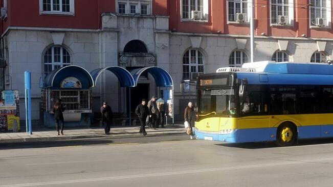 Подобряват външния вид на спирките и шахматните маси в Плевен