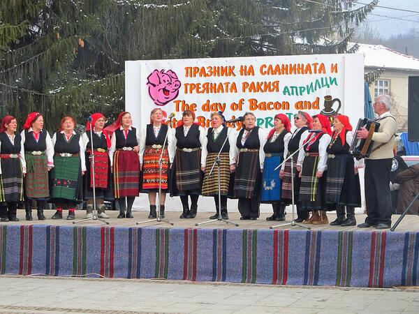 Празник на сланината и греяната ракийка - наздраве!