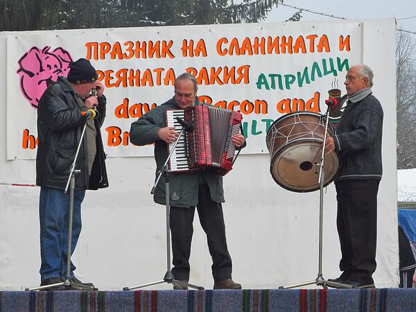 Празник на сланината и греяната ракийка - наздраве!