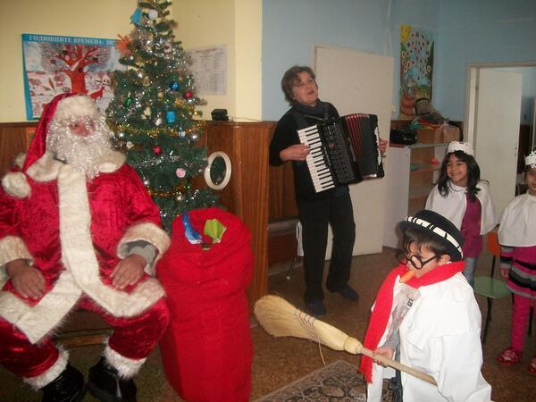 Дядо Коледа посети многодетно семейство във Виноград
