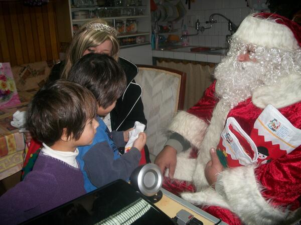 Дядо Коледа посети многодетно семейство във Виноград
