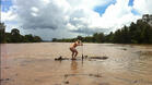 Гол рибар прецапа река с крокодили за две каси уиски