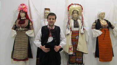 Бъдещ правист събира носии от цяла България